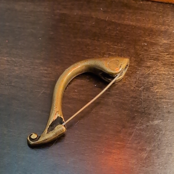 Gold and Purple Brooch Set with Intricate Details - Picture 6 of 6